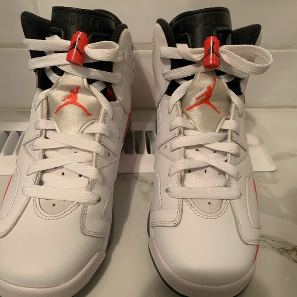 Jordan Retro 6 Size 5Y or Women’s 6.5 - Picture 2 of 10